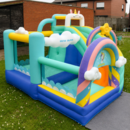 Mini springkasteel met glijbaan