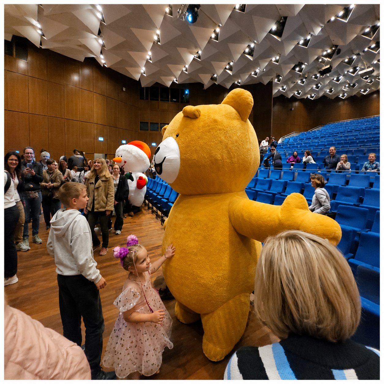 Verjaardagsverrassing met mascotte